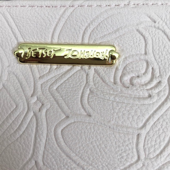 Blush Betsey Johnson charging bag - Picture 5 of 8